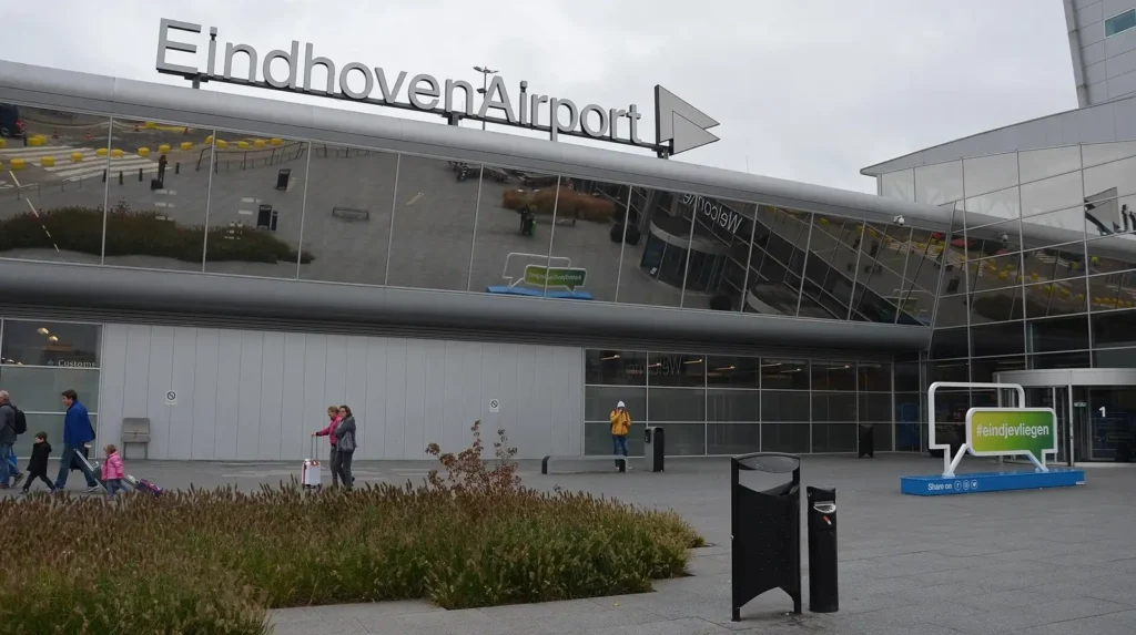Entree van de vertrekhal van Eindhoven Airport
