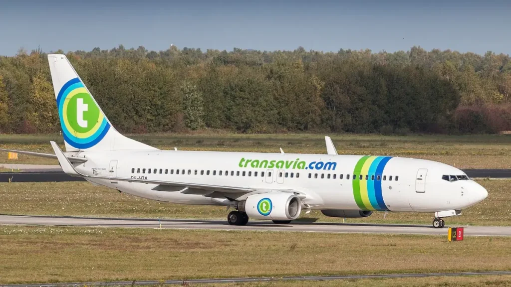 Een Boeing 737 van Transavia taxiet op Eindhoven Airport