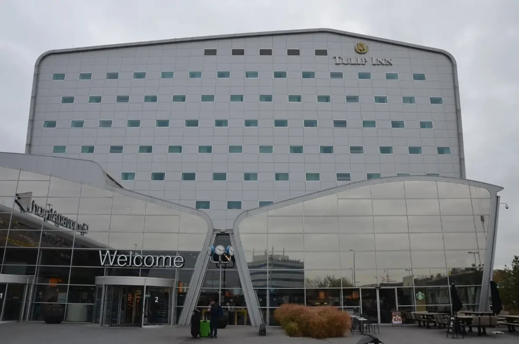Het Tulip Inn-hotel bij de terminal van Eindhoven Airport