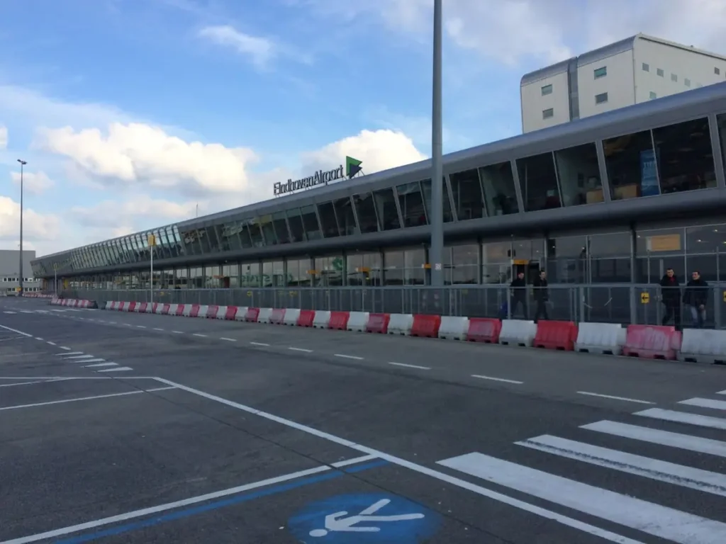 Voorrijweg langs de terminal van Eindhoven Airport, waar je reizigers kunt afzetten